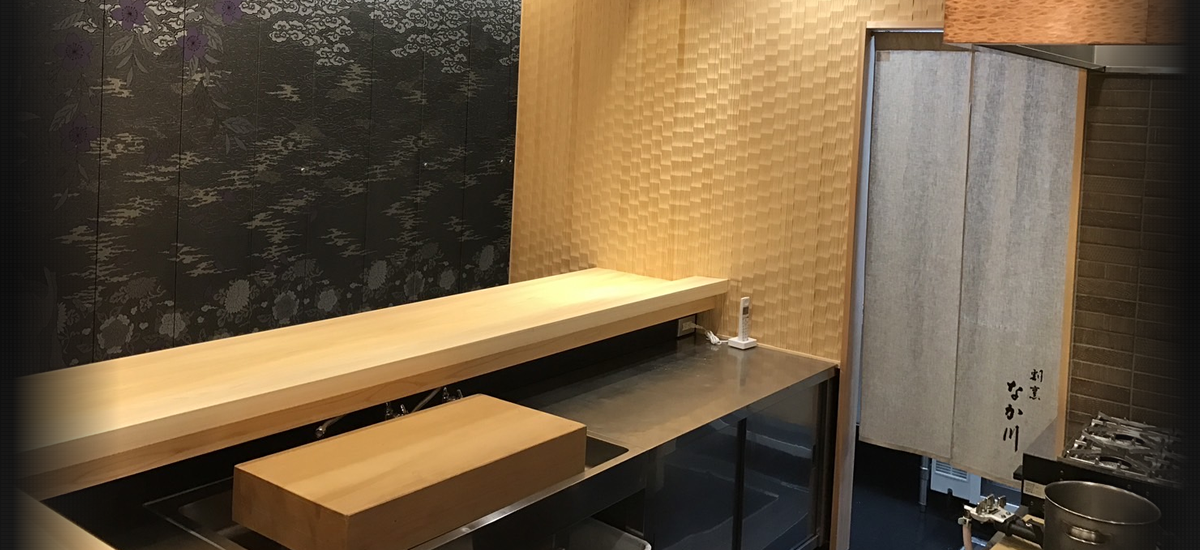 木のカウンターを備えた飲食店の内装